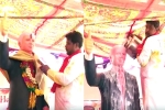 donald trump, Donald Trump Bhakt from Telangana, donald trump bhakt from telangana in india unveils a 6 ft statue of u s president performs puja with milk, Srinivas kuchibhotla
