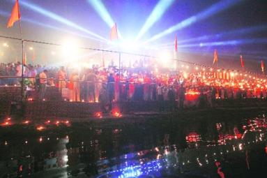 First-Ever Yamuna Maha Aarti In Delhi