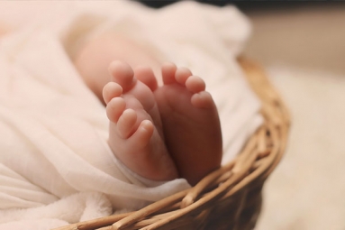 Indian Woman Gives Birth at Dubai Airport, Cop Saves Lives of Both Mother and Newborn Indian Woman Gives Birth at Dubai Airport, Cop Saves Lives of Both Mother and Newborn