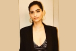 Sonam Kapoor, Sonam Kapoor pictures, sonam flaunts off her curves, Cleavage