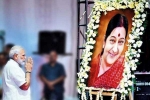 indian prime minister passport colour, Narendra Modi paying tribute to sushma swaraj, sushma swaraj transformed mea narendra modi, Former minister