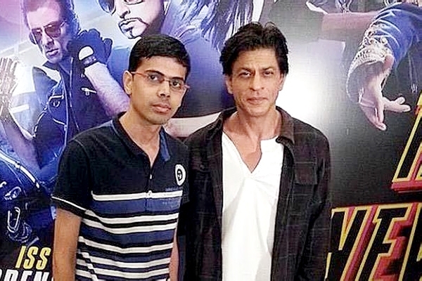 Shah Rukh Khan follows only this fan on Twitter, lucky one!